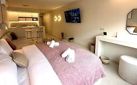 Central Luxurious Athens Suites- Walk To Acropolis - By Good Life Suites